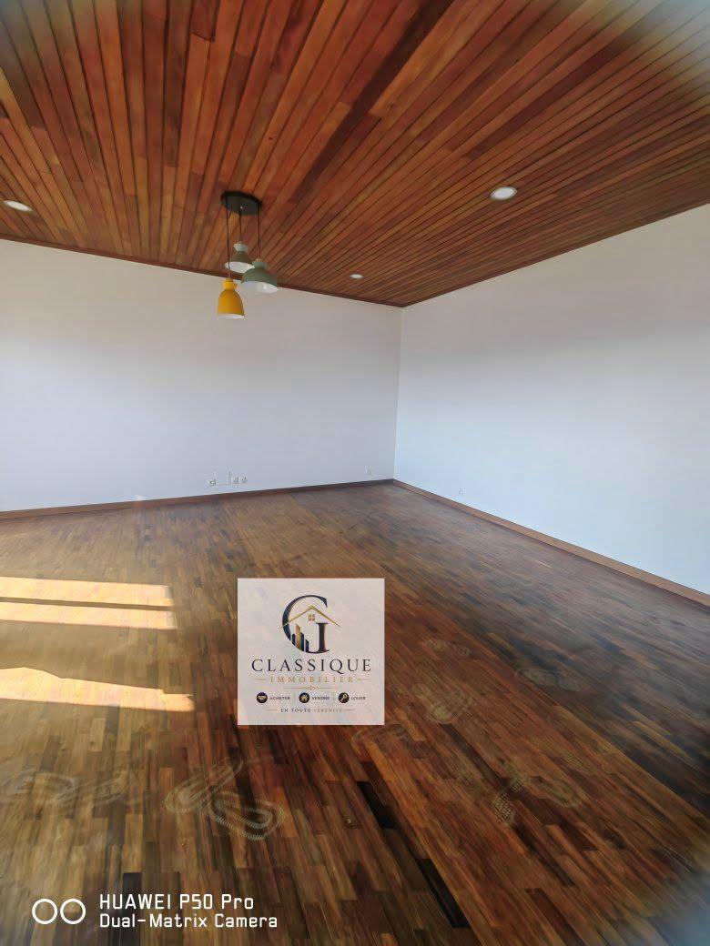 Location · Grand appartement 9 chambres · Mandrosoa Ivato, Antananarivo - photo 2
