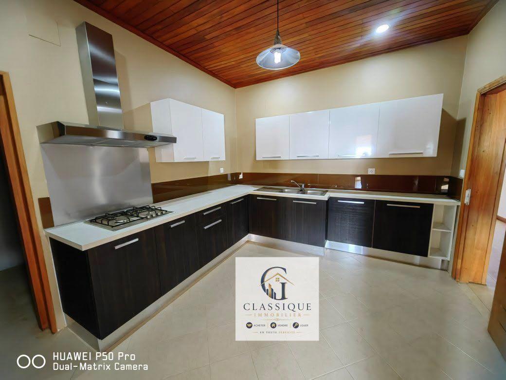 Location · Grand appartement 9 chambres · Mandrosoa Ivato, Antananarivo - photo 3