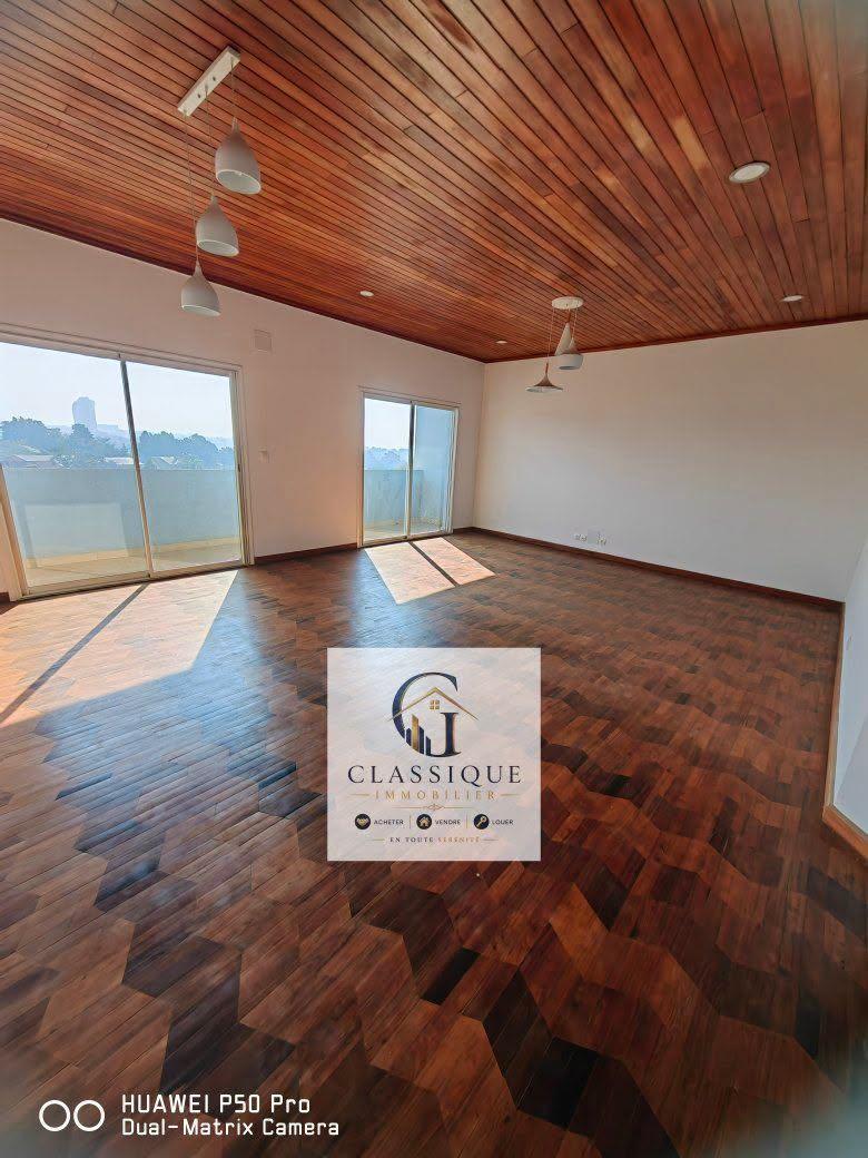 Location · Grand appartement 9 chambres · Mandrosoa Ivato, Antananarivo - photo 4